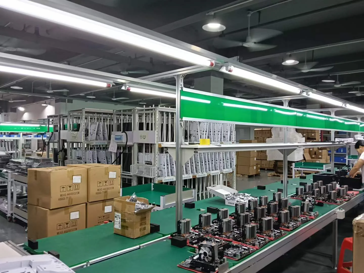 Computer assembly line with components arranged at workstations